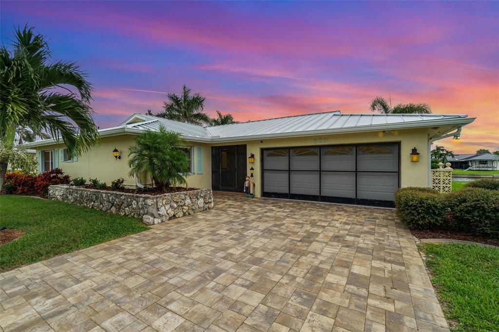 For Sale: $595,000 (3 beds, 2 baths, 1593 Square Feet)