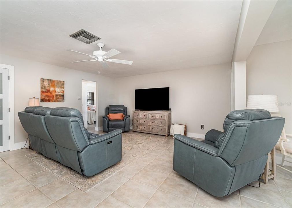 For Sale: $595,000 (3 beds, 2 baths, 1593 Square Feet)