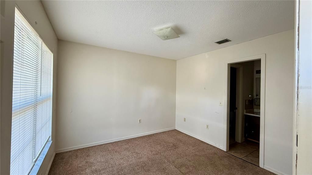 出租: $1,050 (2 贝兹, 1 浴室, 1100 平方英尺)