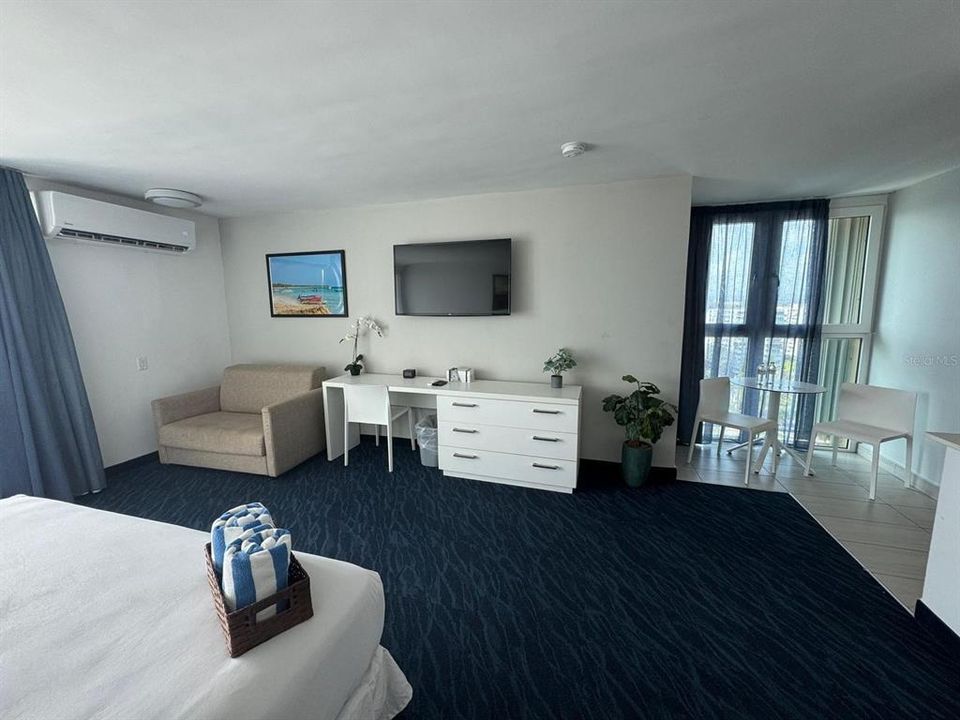 For Sale: $365,000 (1 beds, 1 baths, 575 Square Feet)