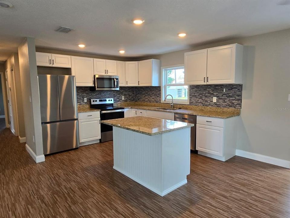 出租: $1,900 (3 贝兹, 2 浴室, 1407 平方英尺)