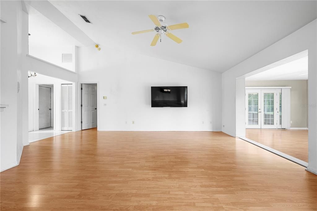 合同活跃: $400,000 (3 贝兹, 3 浴室, 1854 平方英尺)