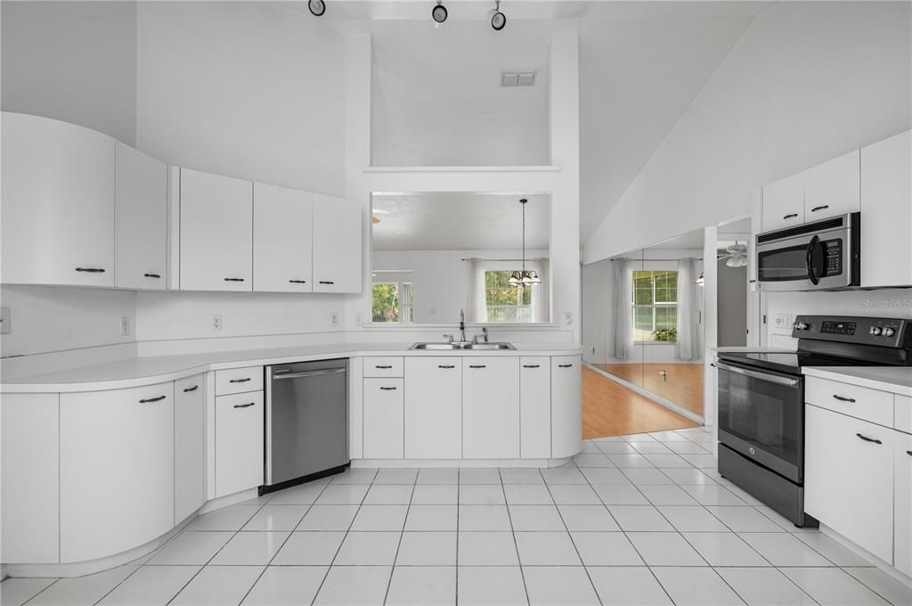 合同活跃: $400,000 (3 贝兹, 3 浴室, 1854 平方英尺)