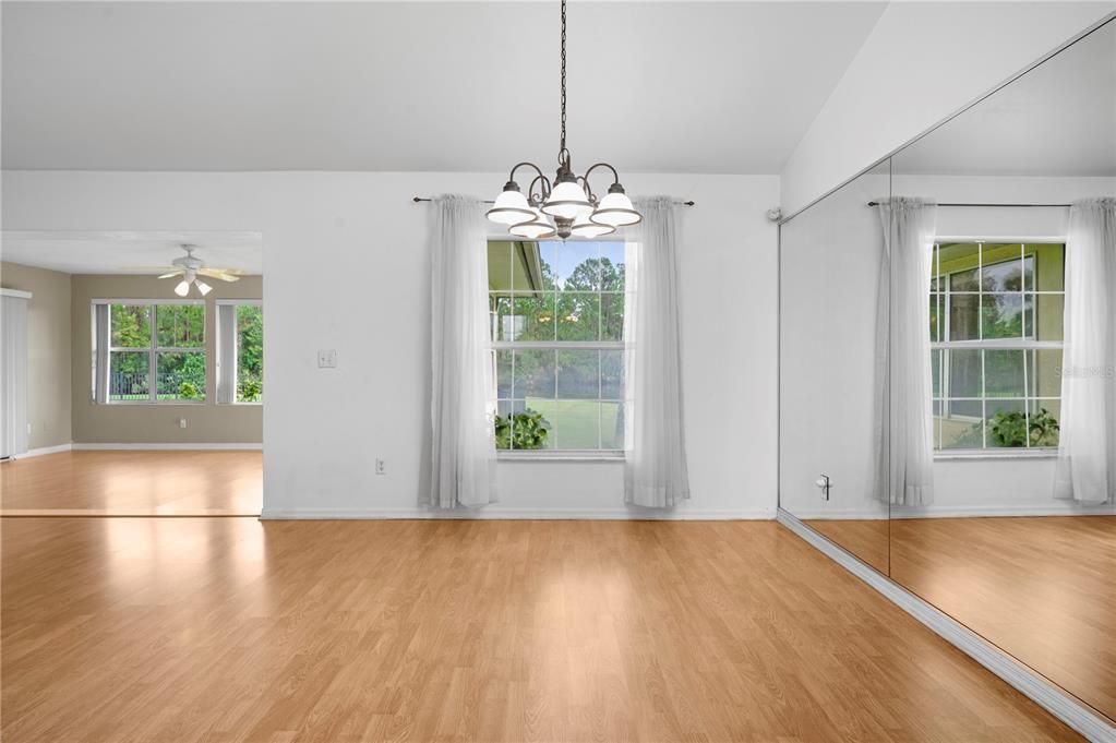 合同活跃: $400,000 (3 贝兹, 3 浴室, 1854 平方英尺)