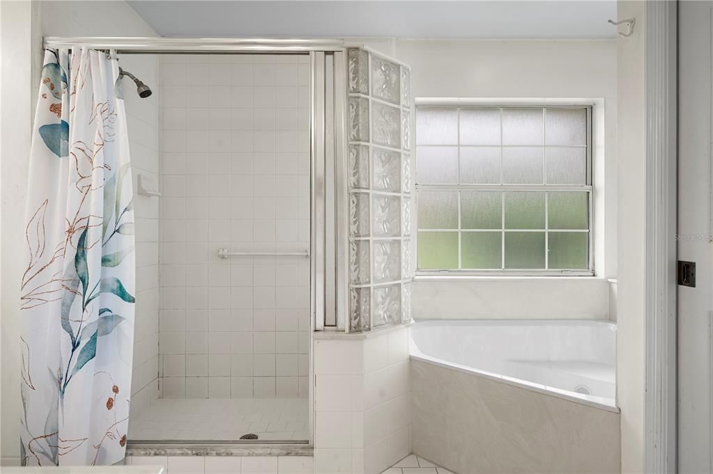 合同活跃: $400,000 (3 贝兹, 3 浴室, 1854 平方英尺)