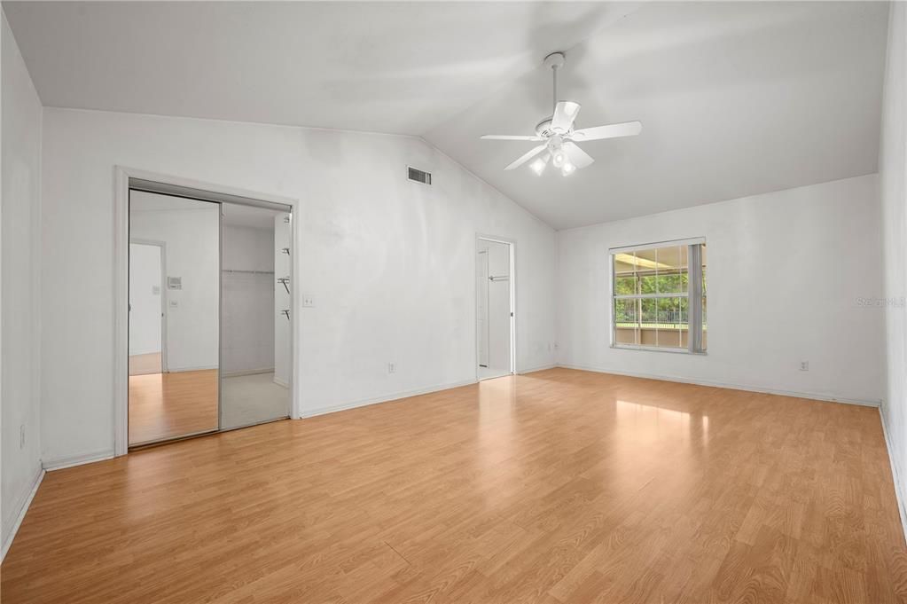 合同活跃: $400,000 (3 贝兹, 3 浴室, 1854 平方英尺)