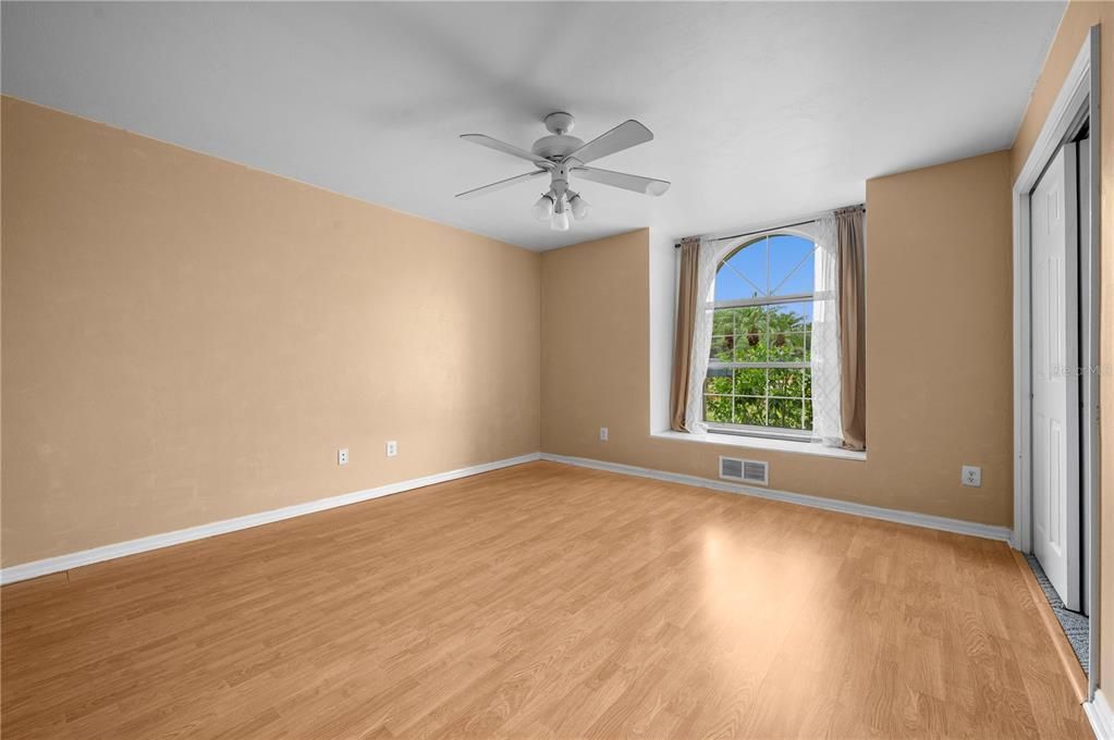 合同活跃: $400,000 (3 贝兹, 3 浴室, 1854 平方英尺)