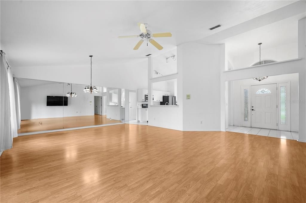 合同活跃: $400,000 (3 贝兹, 3 浴室, 1854 平方英尺)