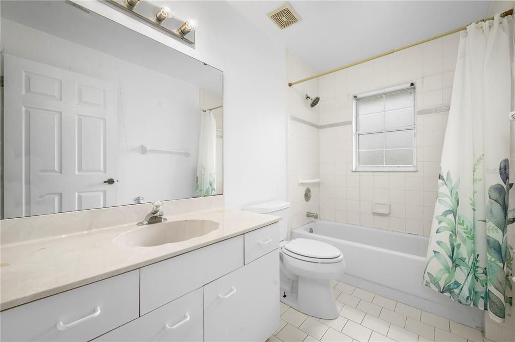 合同活跃: $400,000 (3 贝兹, 3 浴室, 1854 平方英尺)