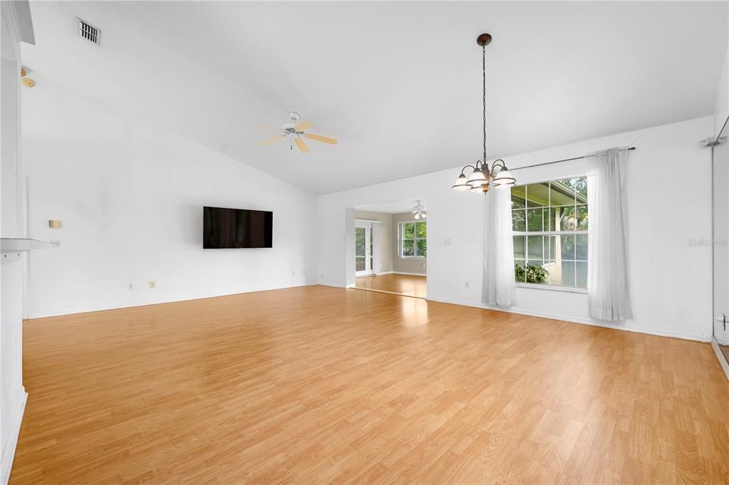 合同活跃: $400,000 (3 贝兹, 3 浴室, 1854 平方英尺)