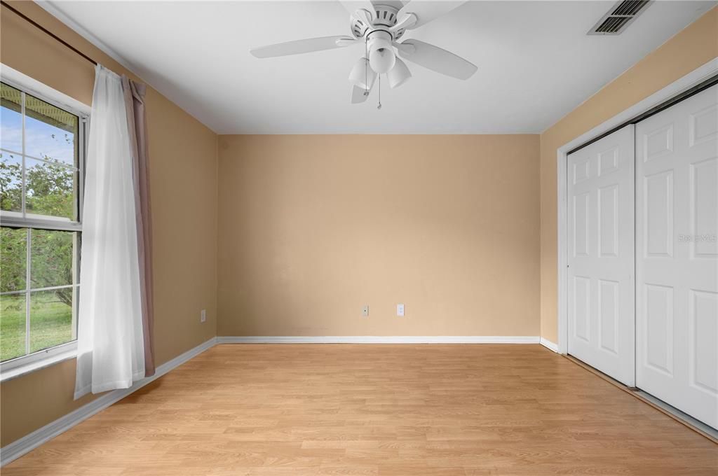 合同活跃: $400,000 (3 贝兹, 3 浴室, 1854 平方英尺)