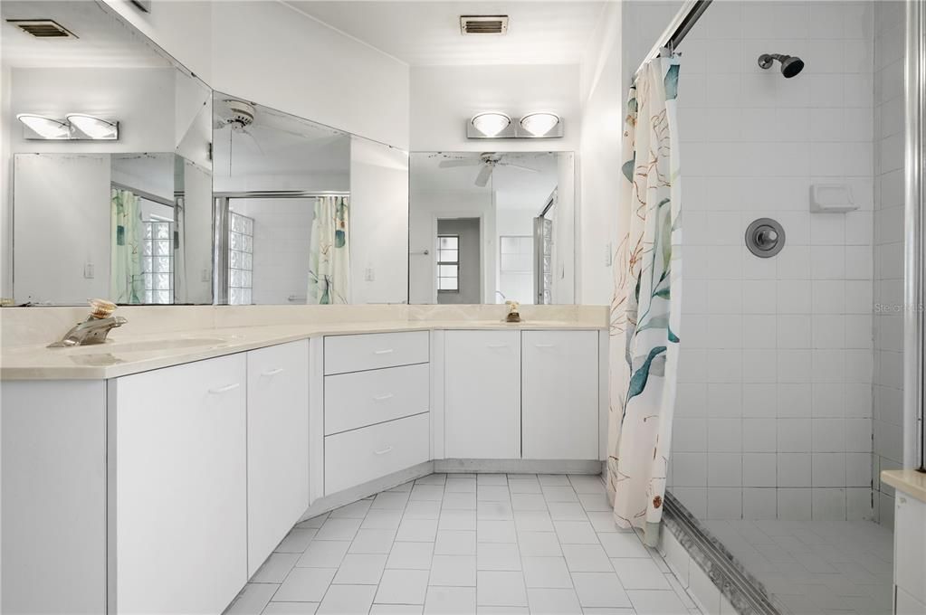 合同活跃: $400,000 (3 贝兹, 3 浴室, 1854 平方英尺)