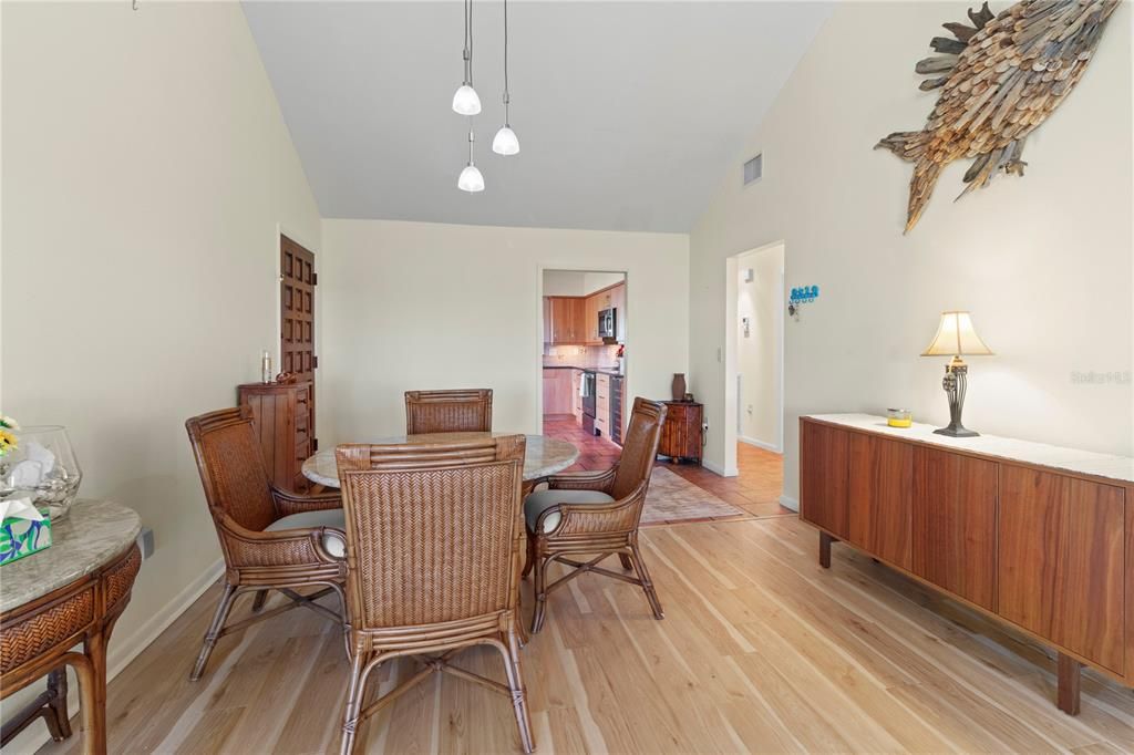 待售: $484,900 (2 贝兹, 2 浴室, 1737 平方英尺)