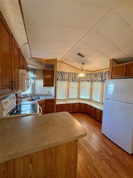 Active With Contract: $95,000 (1 beds, 1 baths, 420 Square Feet)