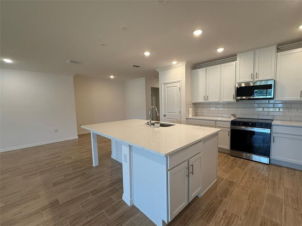 На продажу: $625,000 (6 спален, 4 ванн, 3649 Квадратных фут)