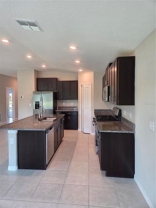 Activo con contrato: $179,510 (4 camas, 2 baños, 1935 Pies cuadrados)