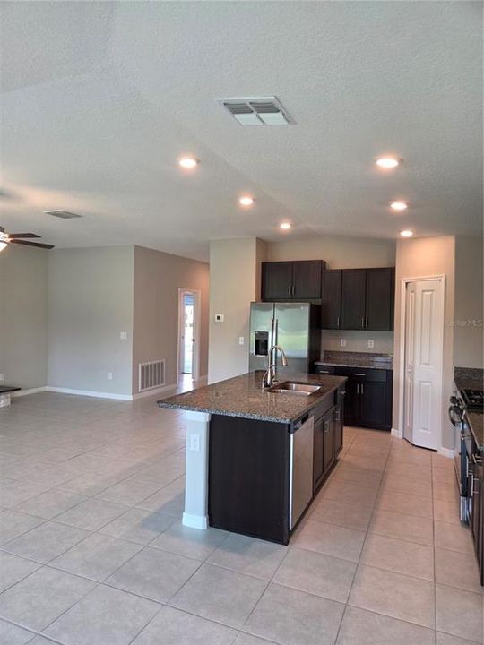 Activo con contrato: $179,510 (4 camas, 2 baños, 1935 Pies cuadrados)