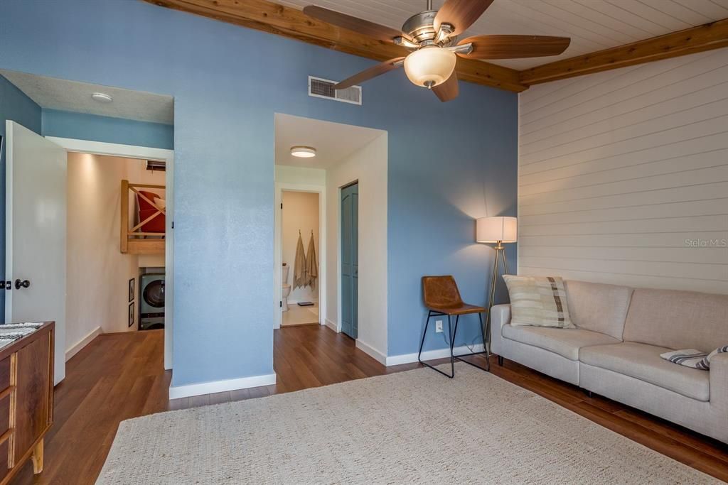 For Sale: $300,000 (2 beds, 2 baths, 1104 Square Feet)