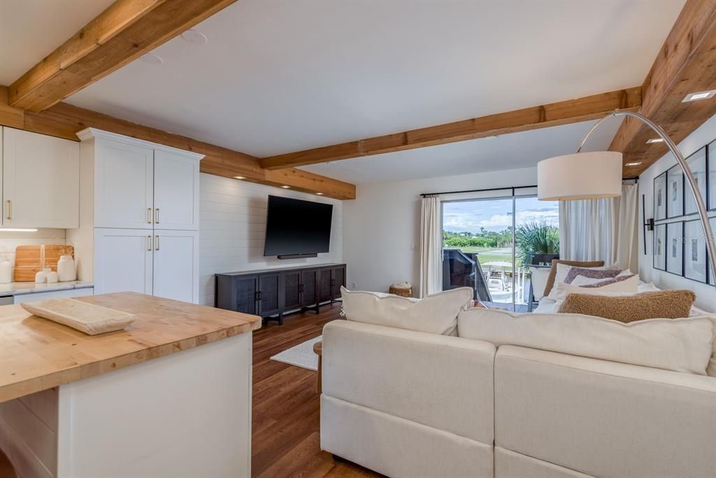 For Sale: $300,000 (2 beds, 2 baths, 1104 Square Feet)