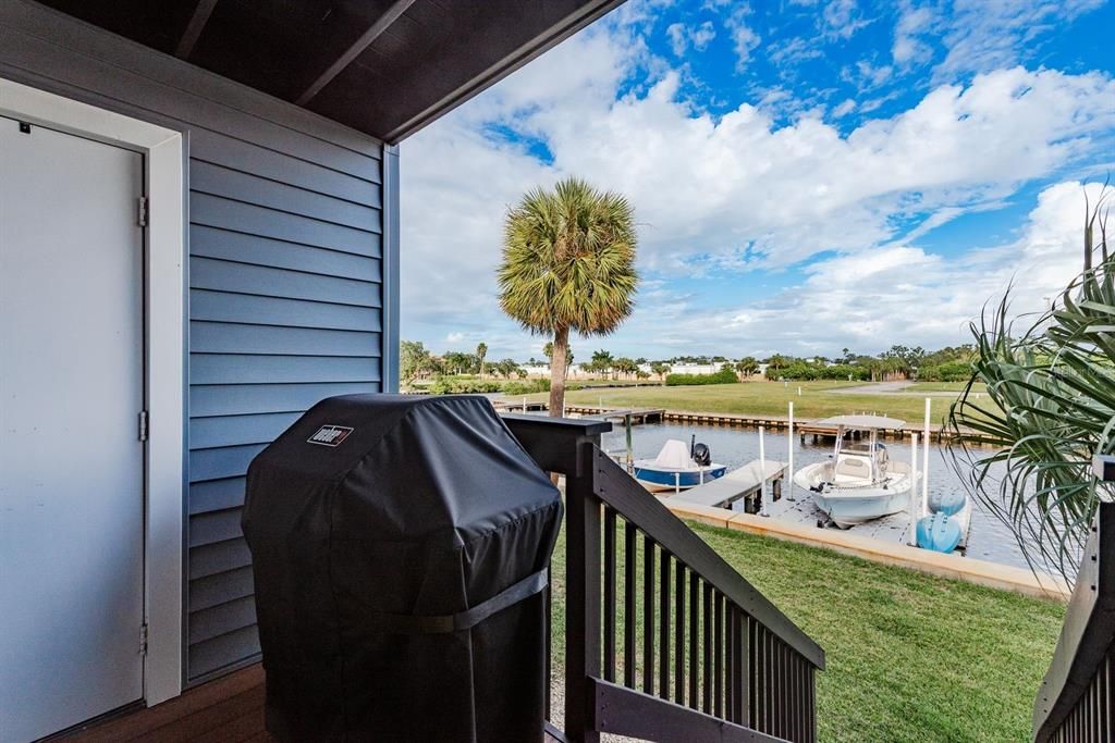 For Sale: $300,000 (2 beds, 2 baths, 1104 Square Feet)