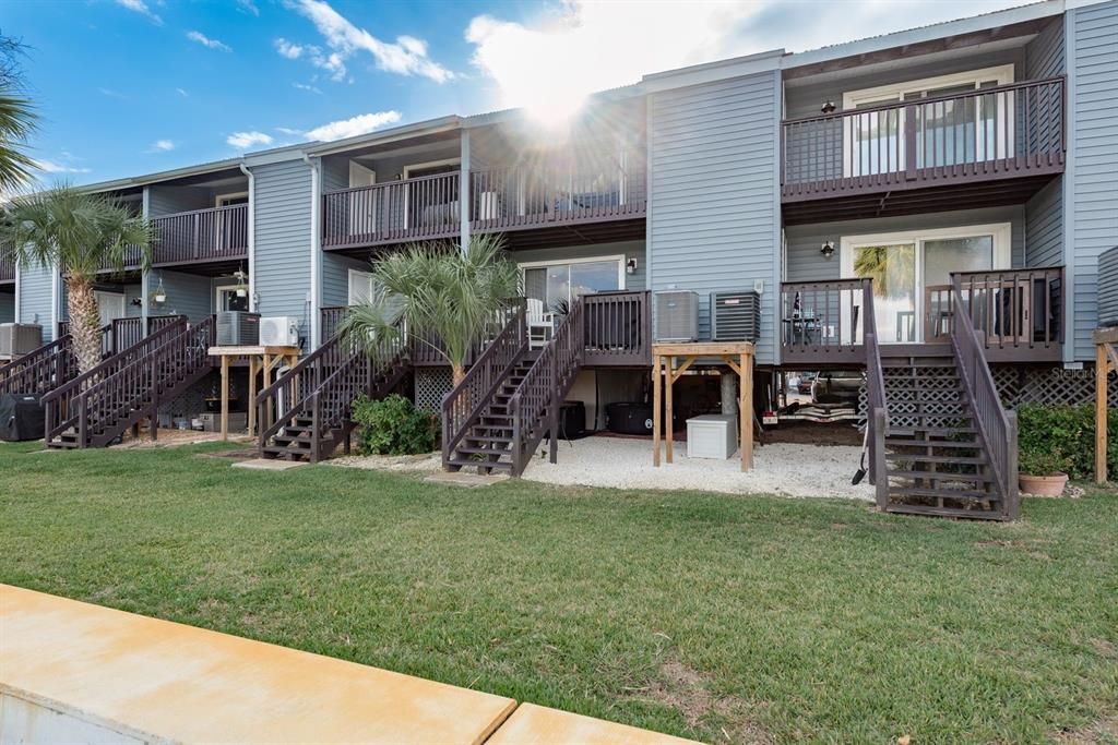 For Sale: $300,000 (2 beds, 2 baths, 1104 Square Feet)