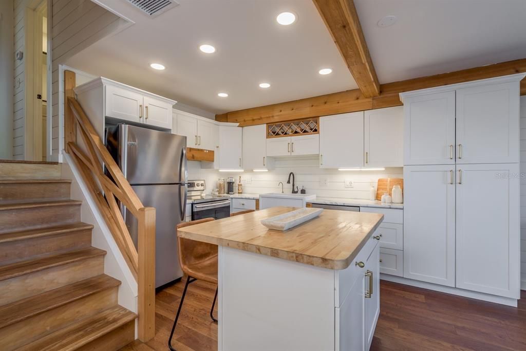 For Sale: $300,000 (2 beds, 2 baths, 1104 Square Feet)