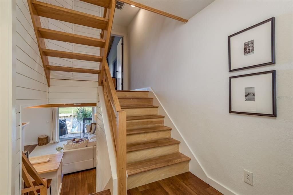 For Sale: $300,000 (2 beds, 2 baths, 1104 Square Feet)