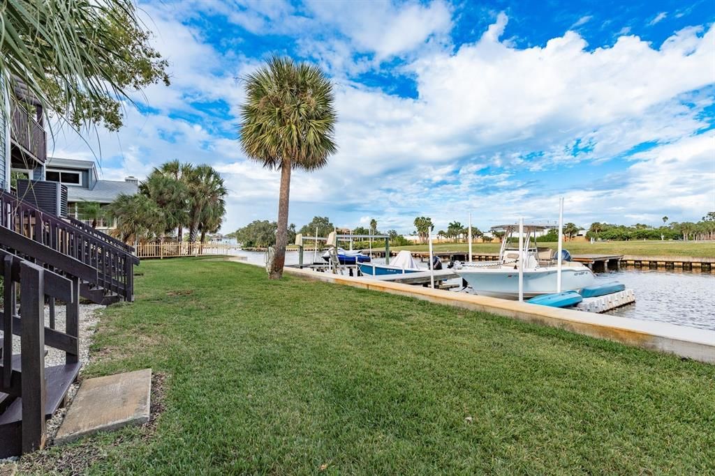 For Sale: $300,000 (2 beds, 2 baths, 1104 Square Feet)