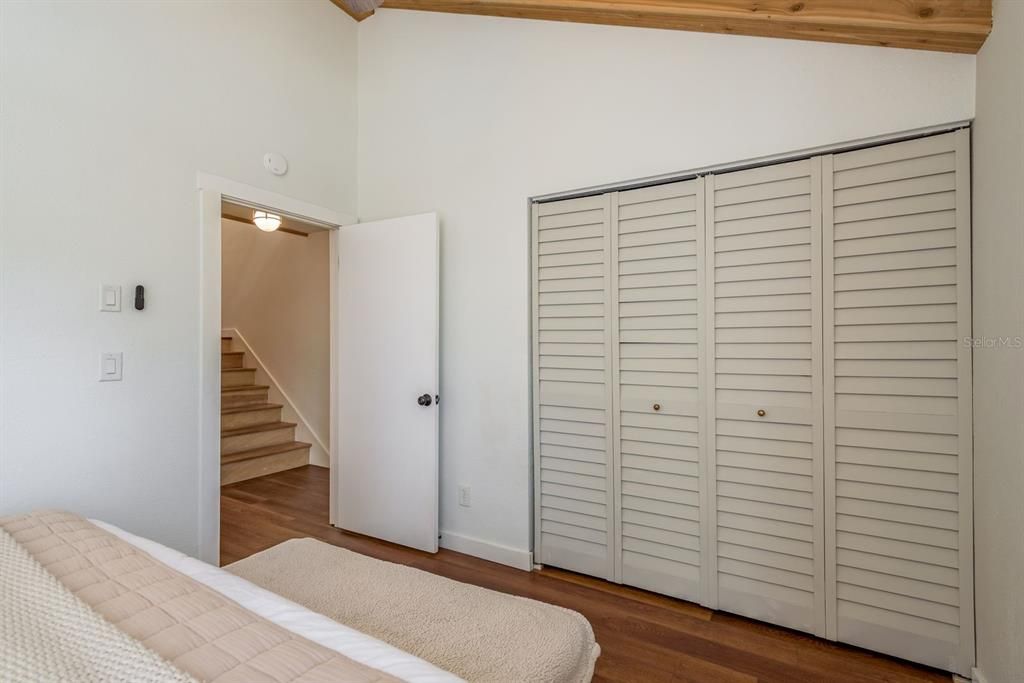 For Sale: $300,000 (2 beds, 2 baths, 1104 Square Feet)