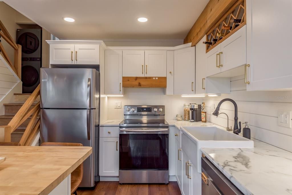 For Sale: $300,000 (2 beds, 2 baths, 1104 Square Feet)