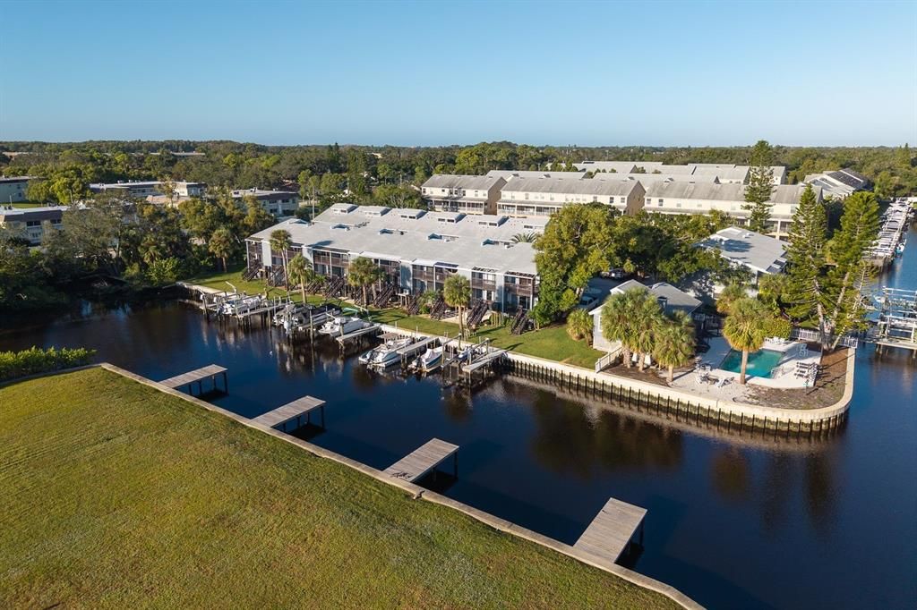 For Sale: $300,000 (2 beds, 2 baths, 1104 Square Feet)