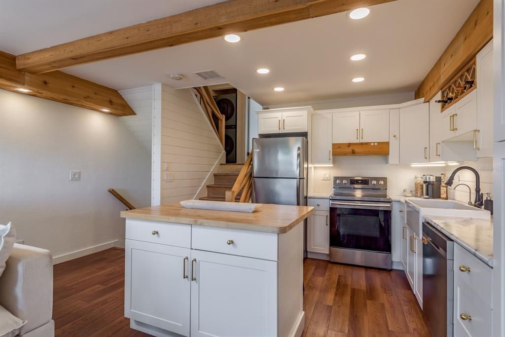 For Sale: $300,000 (2 beds, 2 baths, 1104 Square Feet)