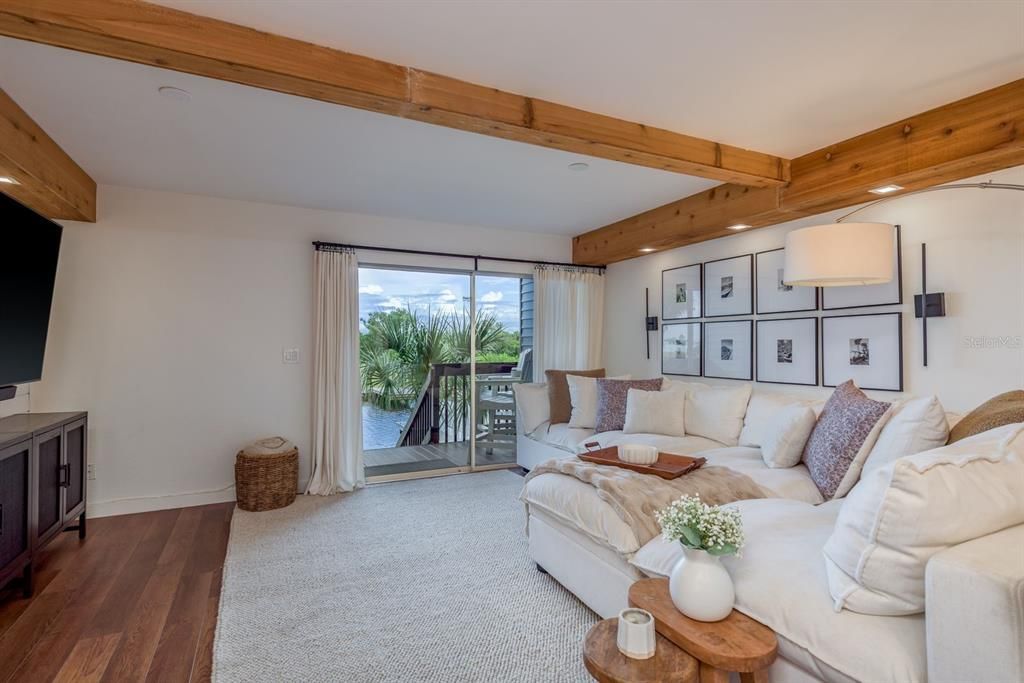 For Sale: $300,000 (2 beds, 2 baths, 1104 Square Feet)