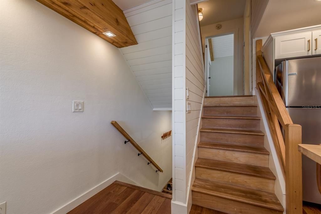 For Sale: $300,000 (2 beds, 2 baths, 1104 Square Feet)