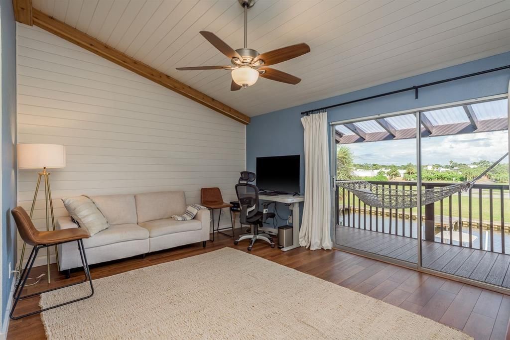 For Sale: $300,000 (2 beds, 2 baths, 1104 Square Feet)