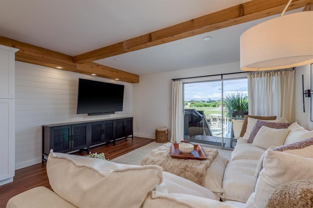 For Sale: $300,000 (2 beds, 2 baths, 1104 Square Feet)