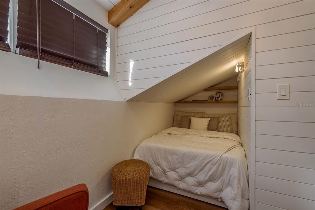 For Sale: $300,000 (2 beds, 2 baths, 1104 Square Feet)