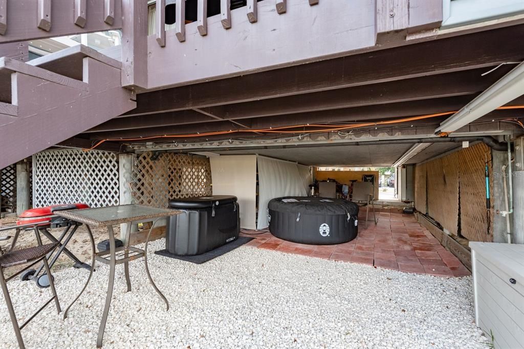 For Sale: $300,000 (2 beds, 2 baths, 1104 Square Feet)