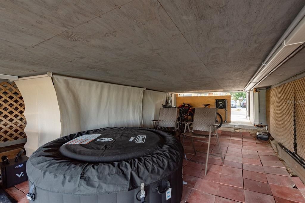 For Sale: $300,000 (2 beds, 2 baths, 1104 Square Feet)