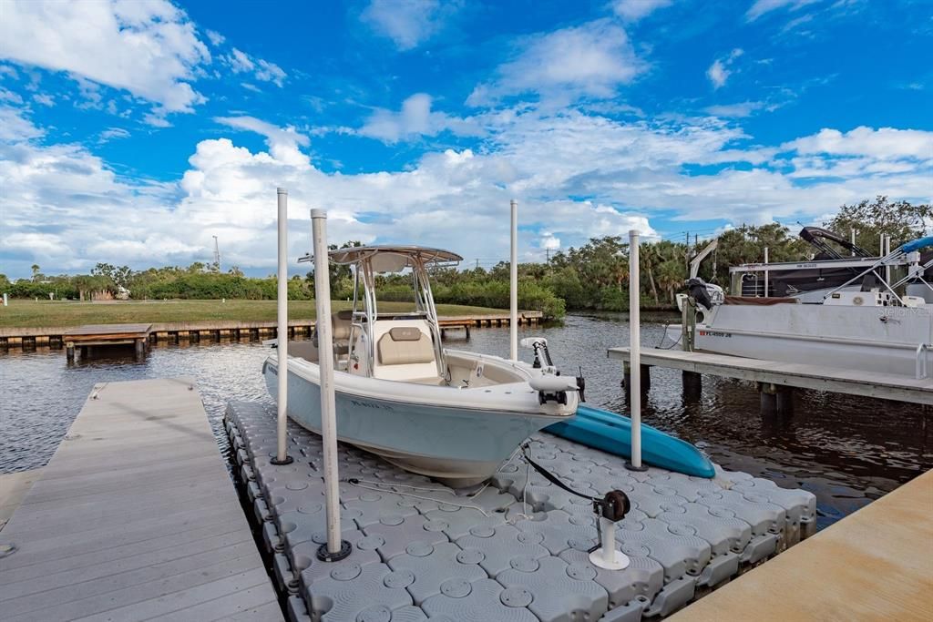 For Sale: $300,000 (2 beds, 2 baths, 1104 Square Feet)