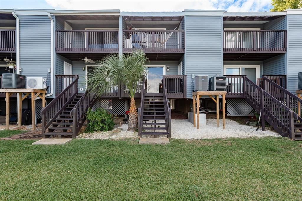 For Sale: $300,000 (2 beds, 2 baths, 1104 Square Feet)