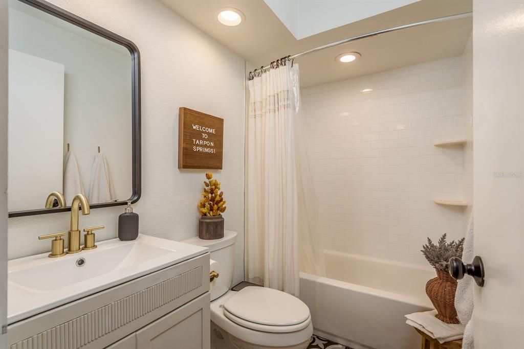 For Sale: $300,000 (2 beds, 2 baths, 1104 Square Feet)