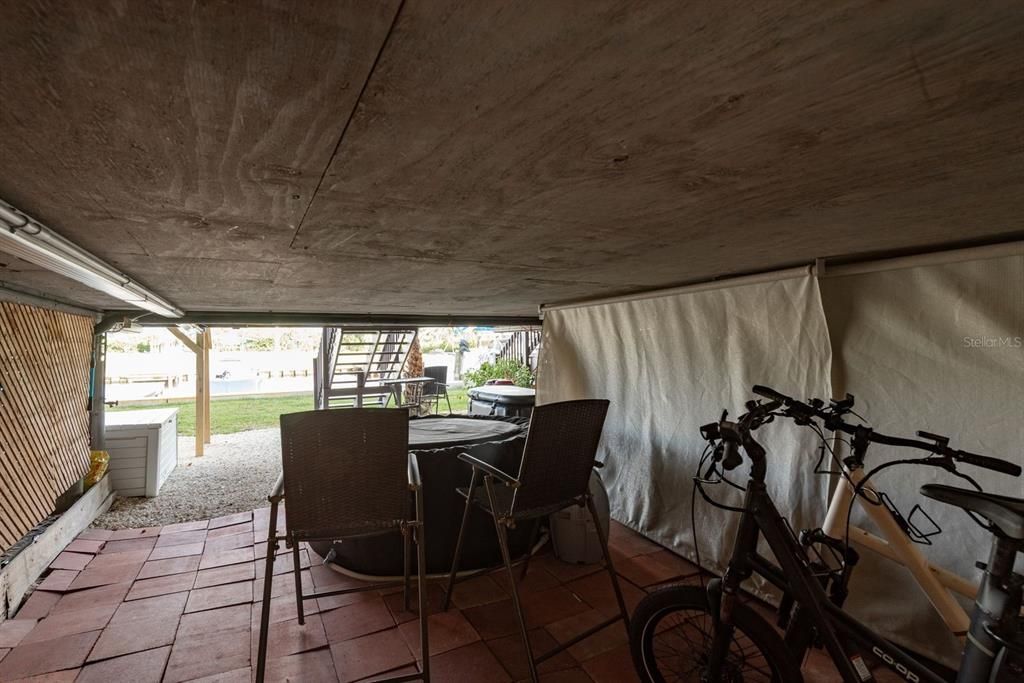 For Sale: $300,000 (2 beds, 2 baths, 1104 Square Feet)