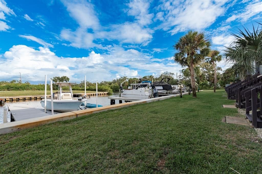 For Sale: $300,000 (2 beds, 2 baths, 1104 Square Feet)