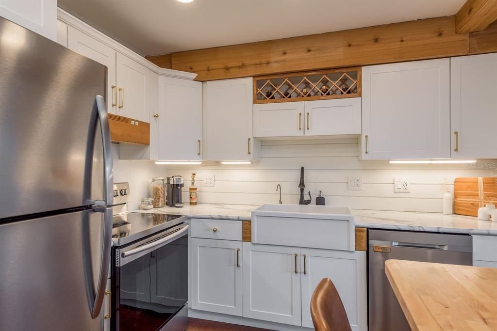 For Sale: $300,000 (2 beds, 2 baths, 1104 Square Feet)