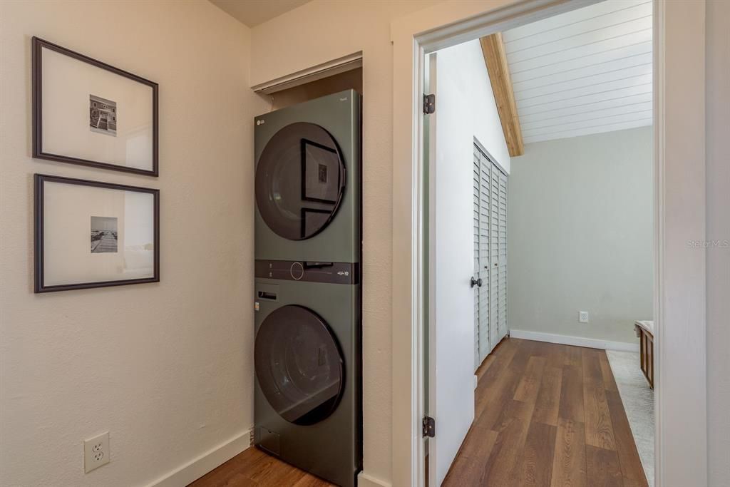 For Sale: $300,000 (2 beds, 2 baths, 1104 Square Feet)