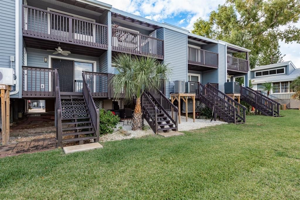 For Sale: $300,000 (2 beds, 2 baths, 1104 Square Feet)