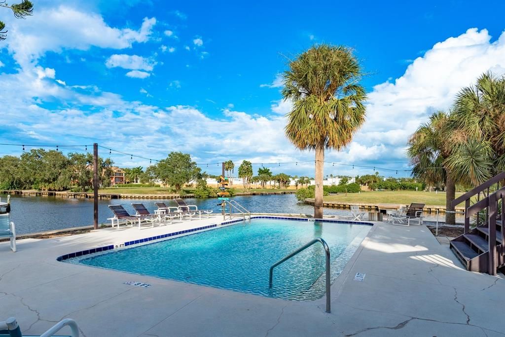 For Sale: $300,000 (2 beds, 2 baths, 1104 Square Feet)