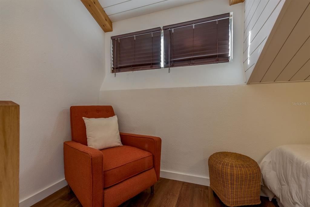 For Sale: $300,000 (2 beds, 2 baths, 1104 Square Feet)