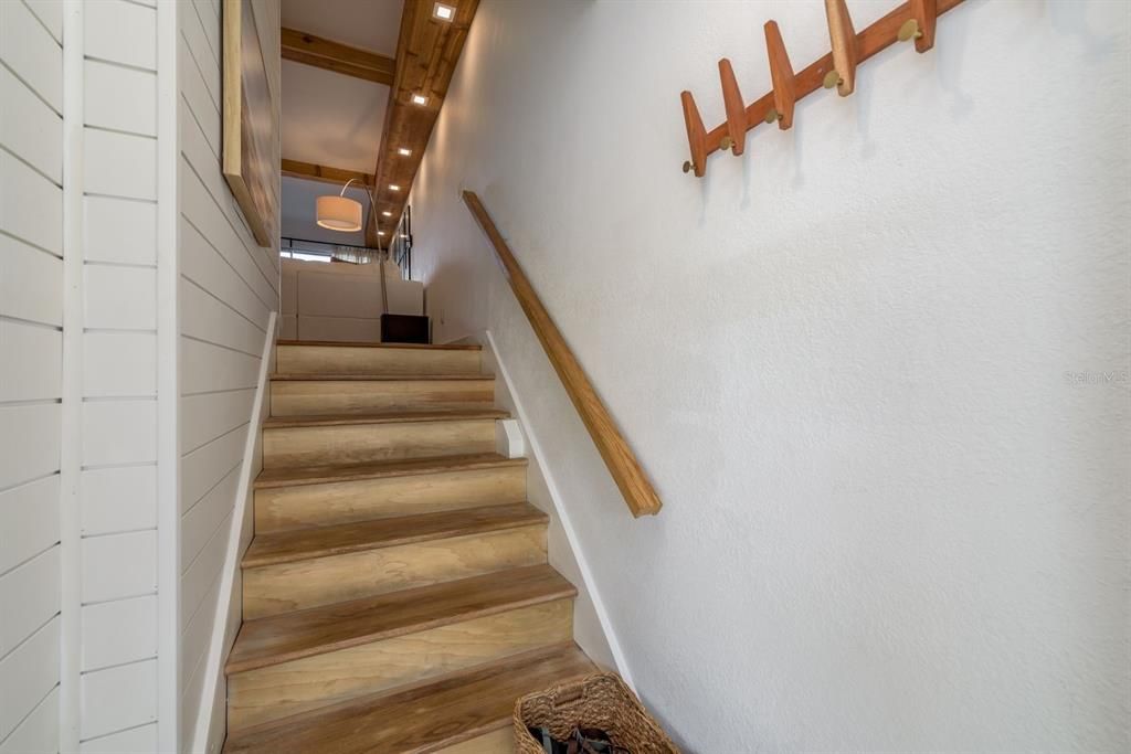 For Sale: $300,000 (2 beds, 2 baths, 1104 Square Feet)